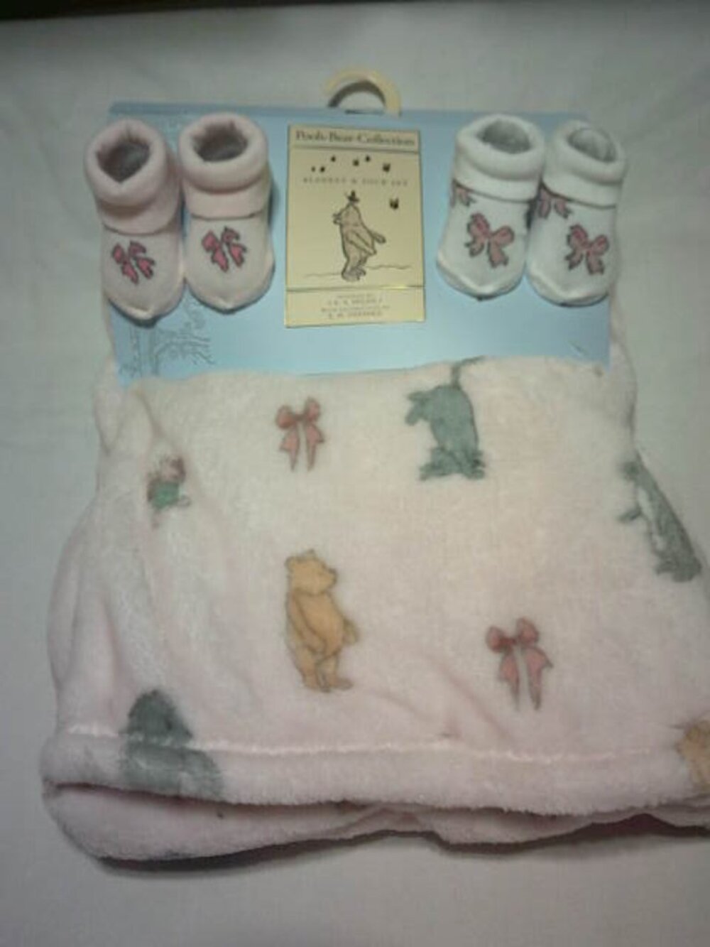 NEW DISNEY POOH BEAR COLLECTION BABY BLANKET & BOOTIE SOCKS SET SHOWER CHRISTMAS